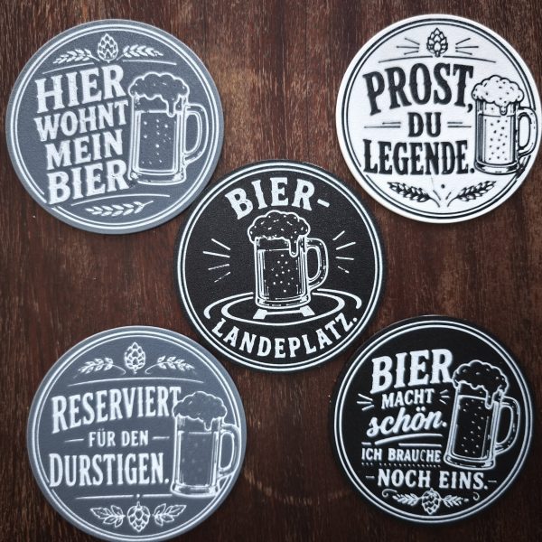 Bier-Untersetzer mit lustigem Spruch | PETG | Rund 10 cm | Abwaschbar | Verschiedene Farben