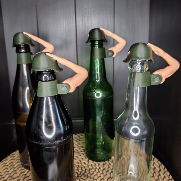 Bierflaschen Aufsatz Soldat | Flaschenschutz mit beweglichem Arm | Lustiges Bier Geschenk